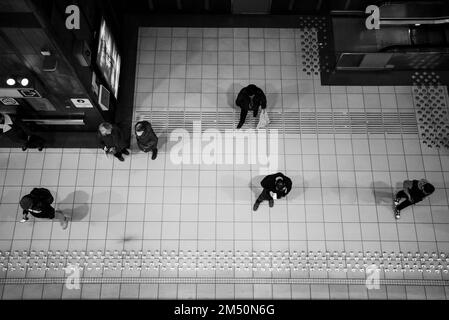 Brüssel, belgien 1/12/22: Fahrgäste auf dem Bahnsteig Stockfoto