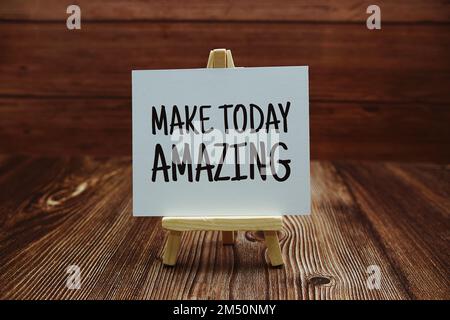 „Make Today Amazing“-Text auf Pappkarte auf Holzhintergrund Stockfoto