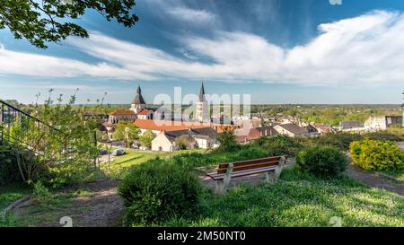 Panoramablick auf die Altstadt und die Priory von La Charité-sur-Loire von einem öffentlichen Park auf einem Hügel aus, an einem sonnigen Frühlingstag, Burgund, Fra Stockfoto