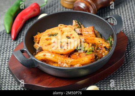 Mala xiang guo, chinesischer, würziger, unter Rühren gebratener Hot Pot : stark mit mala aromatisiert, enthält oft Fleisch und Gemüse und hat einen salzigen und würzigen Geschmack. Stockfoto