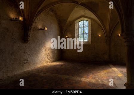 Ein Fenster mit modernen Buntgläsern in der Priory von La Charité-sur-Loire, an einem sonnigen Frühlingstag in Burgund, Frankreich Stockfoto