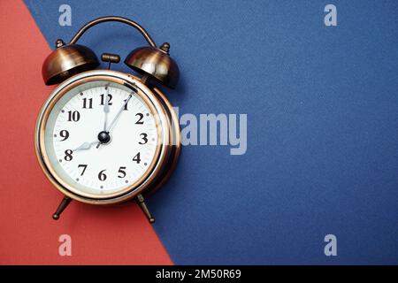 Wecker mit Draufsicht, flach liegend, Platz zum Kopieren Stockfoto