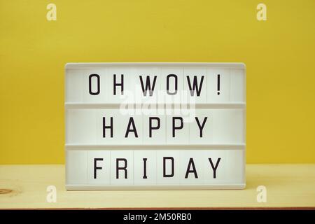 Happy Friday Text in Lightbox mit Space Copy auf gelbem Hintergrund Stockfoto