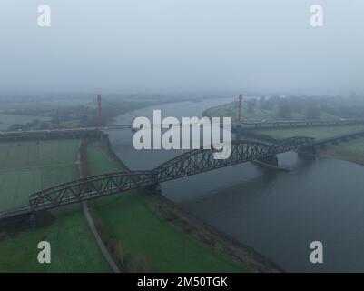 Haus Knipp Eisenbahnbrücke Autobahnbrücke zwischen Baerl und Beeckerwerth in Duisburg, Deutschland. Beeckerwerth-Brücke über den rhein. Stockfoto