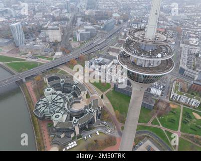 Düsseldorf, 11. Dezember 2022, Deutschland. Blick auf die Düsseldorfer Skyline, den rhein, die Rheinknie-Brücke, den Rheinturm Stockfoto