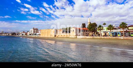 Insel Zypern, Stadt Larnaca. Blick auf den Strand und die Burg von Finikoudes. Beliebter Touristenort Stockfoto