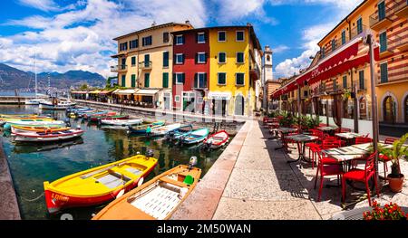 Malerischer See Lago di Garda, Italien, charmantes Fischerdorf mit bunten Häusern und Booten - Castelletto di Brenzone. 28072022 Stockfoto