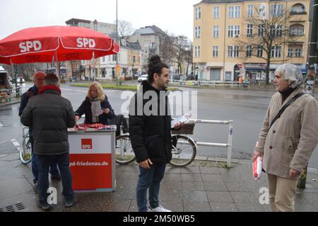 Berlin, Deutschland - 24. Dezember 2022 - Orkan Özdemir (SPD) verteilt Flugblätter an einer Informationsstelle der SPD-Partei in der Rheinstraße in Friedenau. (Foto: Markku Rainer Peltonen) Stockfoto