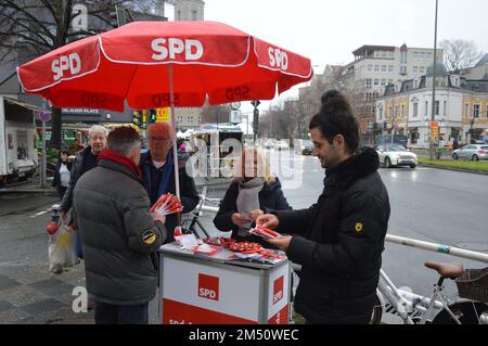 Berlin, Deutschland - 24. Dezember 2022 - Orkan Özdemir (SPD) verteilt Flugblätter an einer Informationsstelle der SPD-Partei in der Rheinstraße in Friedenau. (Foto: Markku Rainer Peltonen) Stockfoto