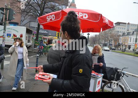 Berlin, Deutschland - 24. Dezember 2022 - Orkan Özdemir (SPD) verteilt Flugblätter an einer Informationsstelle der SPD-Partei in der Rheinstraße in Friedenau. (Foto: Markku Rainer Peltonen) Stockfoto