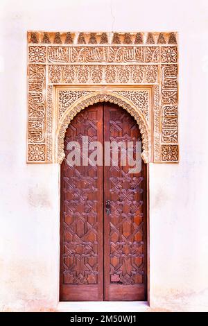 Fantastischer Alhambra Palast - einzigartige geschnitzte Wände und Türen im arabischen Stil in Granada, Andalusien, Spanien Stockfoto