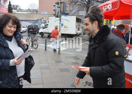 Berlin, Deutschland - 24. Dezember 2022 - Orkan Özdemir verteilt Flugblätter an einer Informationsstelle der SPD-Partei in der Rheinstraße in Friedenau. (Foto: Markku Rainer Peltonen) Stockfoto