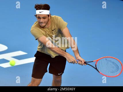 Hongkong, China. 24. Dezember 2022. Taylor Fritz aus den Vereinigten Staaten schlägt Cameron Norrie aus Großbritannien während des Halbfinalspiels bei der Hong Kong International Tennis Challenge 2022 in Hongkong, Südchina, am 24. Dezember 2022 zurück. Kredit: Lo Ping Fai/Xinhua/Alamy Live News Stockfoto