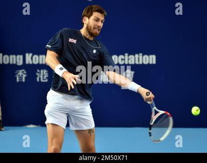 Hongkong, China. 24. Dezember 2022. Cameron Norrie of Britain schlägt am 24. Dezember 2022 im Halbfinale der Hong Kong International Tennis Challenge 2022 in Hongkong, Südchina, gegen Taylor Fritz aus den Vereinigten Staaten zurück. Kredit: Lo Ping Fai/Xinhua/Alamy Live News Stockfoto