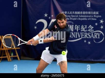 Hongkong, China. 24. Dezember 2022. Cameron Norrie of Britain schlägt am 24. Dezember 2022 im Halbfinale der Hong Kong International Tennis Challenge 2022 in Hongkong, Südchina, gegen Taylor Fritz aus den Vereinigten Staaten zurück. Kredit: Lo Ping Fai/Xinhua/Alamy Live News Stockfoto