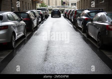 Symmetrisch geparkte Autos auf der Straße Stockfoto