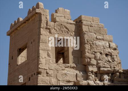 Das hohe Tor, Tempel des Medinet Habu, Westufer des Nils Luxor, Ägypten Stockfoto