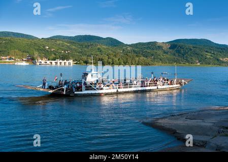 Fähre auf einem Fluss in Visegrad Ungarn Stockfoto