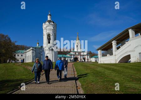 Menschen gehen an einem sonnigen Herbsttag im Kolomenskoye Museum-Reserve spazieren. Moskau, Russland. Stockfoto