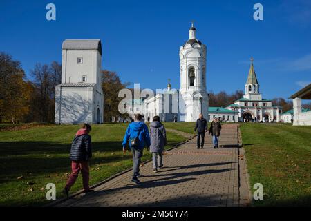 Menschen gehen an einem sonnigen Herbsttag im Kolomenskoye Museum-Reserve spazieren. Moskau, Russland. Stockfoto