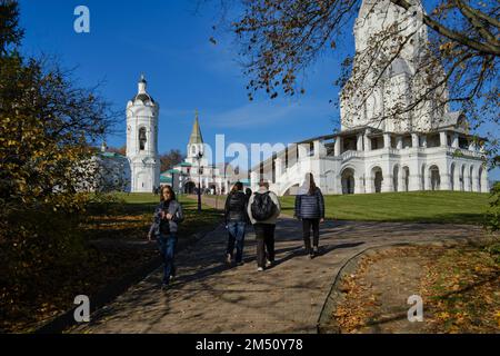 Menschen gehen an einem sonnigen Herbsttag im Kolomenskoye Museum-Reserve spazieren. Moskau, Russland. Stockfoto