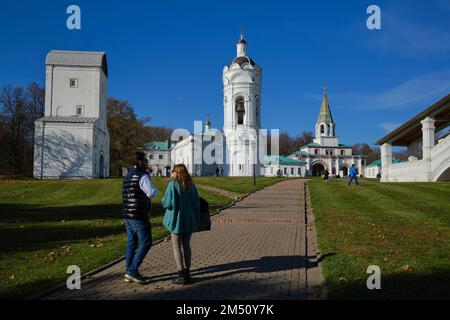 Menschen gehen an einem sonnigen Herbsttag im Kolomenskoye Museum-Reserve spazieren. Moskau, Russland. Stockfoto