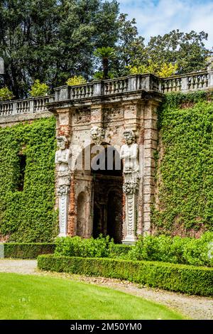 Gärten und Labyrinth der Herzoglichen Burg von Agliè, erbaut im 16. Jahrhundert, Teil der Residenzen des Königshauses von Savoyen, Piemont, Italien Stockfoto