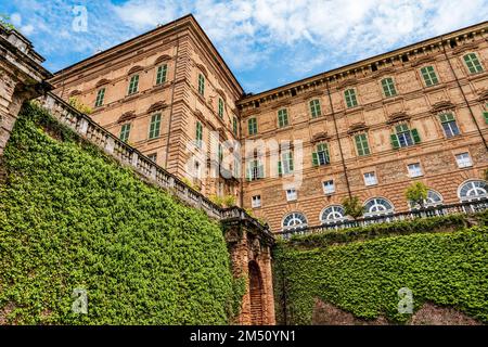 Hinter der Fassade der Herzoglichen Burg von Agliè, erbaut im 16. Jahrhundert, Teil der Residenzen des Königshauses von Savoyen, Piemont-Region, Norditalien Stockfoto