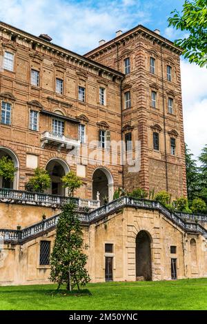 Die hintere Fassade der Herzoglichen Burg von Agliè, erbaut im 16. Jahrhundert, Teil der Residenzen des Königshauses von Savoyen, Piemont, Italien. Stockfoto