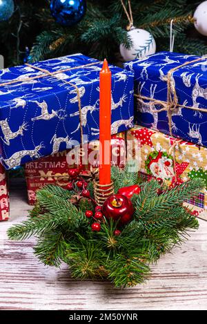 Weihnachtskränze mit vier Kerzen. Dekorationsmarkt. Viele weihnachtsdekorationen im Geschäft. Weihnachtseinkäufe für Neujahrsbaum. Mit Geschenken Stockfoto