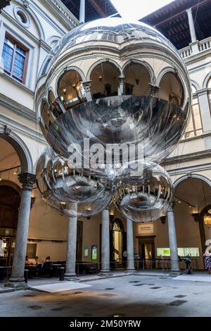 Zeitgenössische Kunstausstellung des Argentin-Künstlers Tomas Saraceno im Innenhof des Palastes Strozzi, Stadtzentrum von Florenz, Region Toskana, Italien Stockfoto