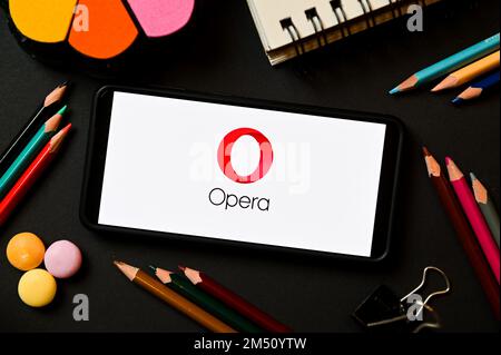 Polen. 17. Dezember 2022. In dieser Abbildung ist ein Opera-Logo auf einem Smartphone zu sehen. Kredit: SOPA Images Limited/Alamy Live News Stockfoto