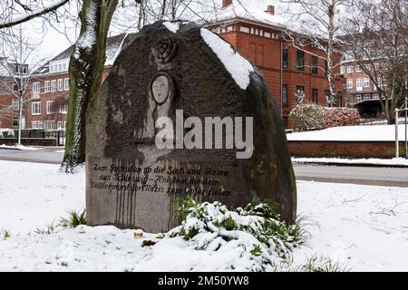 Gedenkstein in Kiel mit der Aufschrift zum Gedenken an die Sinti und Roma aus Schleswig-Holstein die Völkermorde der Nazis zum Opfer fallen Stockfoto