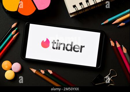 In dieser Abbildung ist ein Tinder-Logo zu sehen, das auf einem Smartphone angezeigt wird. (Foto von Mateusz Slodkowski / SOPA Images/Sipa USA) Stockfoto