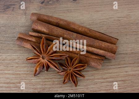 Badier mit Zimt auf dem Tisch. Aroma-Zimtstäbchen und Sternanis-Nahaufnahme. Stockfoto