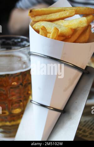 Eine Nahaufnahme von pommes frites in einer Schüssel Stockfoto