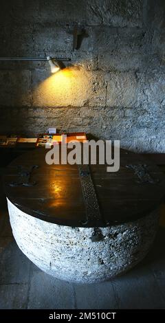 Taufbecken in der Kirche Santa Maria de Porqueres, Porqueres, Girona, Katalonien, Spanien, Europa Stockfoto