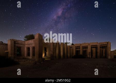 Milchstraße in Ruwais Fischerdorf Katar. Wüstenland von Katar mit Galaxy Sky. Stockfoto