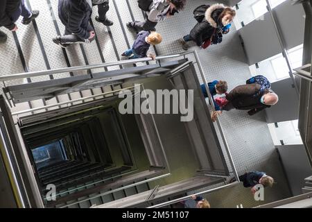 Treppe,Treppe,Kunst,Installation,AT,Ostseezentrum,Ostseezentrum für zeitgenössische Kunst,Gateshead,Newcastle upon Tyne,Simply,Newcastle, ist eine, Stadt, und, Metropolitandorough, In, Tyne und Wear, England. Die Stadt befindet sich am Fluss Tyne, nördliches Ufer, und bildet den größten Teil des bebauten Gebiets von Tyneside. Newcastle ist auch die bevölkerungsreichste Stadt Nordostenglands. Nordosten, England, Englisch, GB, Großbritannien, Großbritannien, Großbritannien, Großbritannien, Großbritannien, Großbritannien, Europa, Europa Stockfoto