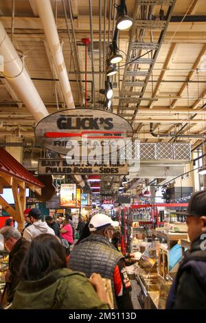 Philadelphis, Pennsylvania, USA - 29. April 2022: Kunden warten in der Schlange bei Glick's Rib Shack im Reading Terminal Market in Philadelphia Stockfoto