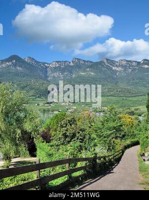 Fußweg um den Caldaro-See oder Kalterer See, Südtirol, Italien Stockfoto