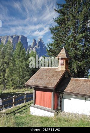 Seiser Alm oder Alpe di Siusi mit Blick auf den Berg Schlern, Südtirol, Italien Stockfoto
