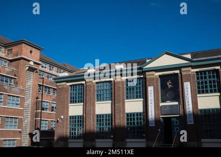 Biscuit Factory,Gebäude,Kunst,Künstler,Galerie,Galerien,Weltraum,Ouseburn,Newcastle upon Tyne,Simply,Newcastle, ist eine, Stadt, und, Metropolregion, In, Tyne und Wear, England. Die Stadt befindet sich am Fluss Tyne, nördliches Ufer, und bildet den größten Teil des bebauten Gebiets von Tyneside. Newcastle ist auch die bevölkerungsreichste Stadt Nordostenglands. Nordosten, England, Englisch, GB, Großbritannien, Großbritannien, Großbritannien, Großbritannien, Großbritannien, Europa, Europa, 2-stöckige Kunst- und Handwerksgalerie in einem großen, ehemaligen Lagerhaus mit freiliegenden Ziegeln und freigelegten Böden Stockfoto