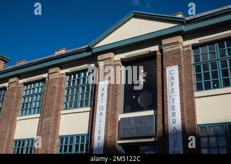 Biscuit Factory,Gebäude,Kunst,Künstler,Galerie,Galerien,Weltraum,Ouseburn,Newcastle upon Tyne,Simply,Newcastle, ist eine, Stadt, und, Metropolregion, In, Tyne und Wear, England. Die Stadt befindet sich am Fluss Tyne, nördliches Ufer, und bildet den größten Teil des bebauten Gebiets von Tyneside. Newcastle ist auch die bevölkerungsreichste Stadt Nordostenglands. Nordosten, England, Englisch, GB, Großbritannien, Großbritannien, Großbritannien, Großbritannien, Großbritannien, Europa, Europa, 2-stöckige Kunst- und Handwerksgalerie in einem großen, ehemaligen Lagerhaus mit freiliegenden Ziegeln und freigelegten Böden Stockfoto