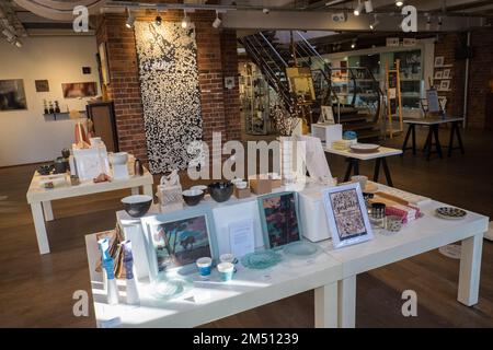Biscuit Factory,Gebäude,Kunst,Künstler,Galerie,Galerien,Weltraum,Ouseburn,Newcastle upon Tyne,Simply,Newcastle, ist eine, Stadt, und, Metropolregion, In, Tyne und Wear, England. Die Stadt befindet sich am Fluss Tyne, nördliches Ufer, und bildet den größten Teil des bebauten Gebiets von Tyneside. Newcastle ist auch die bevölkerungsreichste Stadt Nordostenglands. Nordosten, England, Englisch, GB, Großbritannien, Großbritannien, Großbritannien, Großbritannien, Großbritannien, Europa, Europa, 2-stöckige Kunst- und Handwerksgalerie in einem großen, ehemaligen Lagerhaus mit freiliegenden Ziegeln und freigelegten Böden Stockfoto