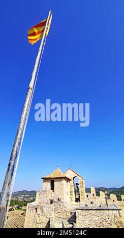 Bandera de Catalunya en el castillo de la Santa Creu en Calafell, Vendrell, Costa Dorada, Tarragona, Catalunya, España, Europa Stockfoto