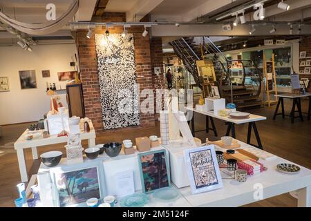Biscuit Factory,Gebäude,Kunst,Künstler,Galerie,Galerien,Weltraum,Ouseburn,Newcastle upon Tyne,Simply,Newcastle, ist eine, Stadt, und, Metropolregion, In, Tyne und Wear, England. Die Stadt befindet sich am Fluss Tyne, nördliches Ufer, und bildet den größten Teil des bebauten Gebiets von Tyneside. Newcastle ist auch die bevölkerungsreichste Stadt Nordostenglands. Nordosten, England, Englisch, GB, Großbritannien, Großbritannien, Großbritannien, Großbritannien, Großbritannien, Europa, Europa, 2-stöckige Kunst- und Handwerksgalerie in einem großen, ehemaligen Lagerhaus mit freiliegenden Ziegeln und freigelegten Böden Stockfoto