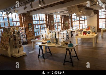 Biscuit Factory,Gebäude,Kunst,Künstler,Galerie,Galerien,Weltraum,Ouseburn,Newcastle upon Tyne,Simply,Newcastle, ist eine, Stadt, und, Metropolregion, In, Tyne und Wear, England. Die Stadt befindet sich am Fluss Tyne, nördliches Ufer, und bildet den größten Teil des bebauten Gebiets von Tyneside. Newcastle ist auch die bevölkerungsreichste Stadt Nordostenglands. Nordosten, England, Englisch, GB, Großbritannien, Großbritannien, Großbritannien, Großbritannien, Großbritannien, Europa, Europa, 2-stöckige Kunst- und Handwerksgalerie in einem großen, ehemaligen Lagerhaus mit freiliegenden Ziegeln und freigelegten Böden Stockfoto