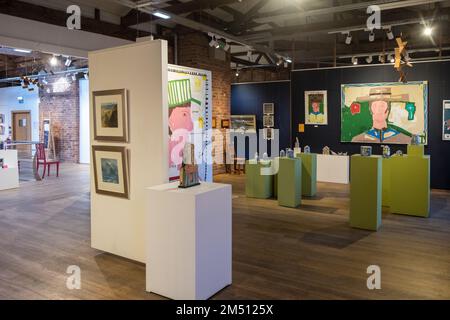 Biscuit Factory,Gebäude,Kunst,Künstler,Galerie,Galerien,Weltraum,Ouseburn,Newcastle upon Tyne,Simply,Newcastle, ist eine, Stadt, und, Metropolregion, In, Tyne und Wear, England. Die Stadt befindet sich am Fluss Tyne, nördliches Ufer, und bildet den größten Teil des bebauten Gebiets von Tyneside. Newcastle ist auch die bevölkerungsreichste Stadt Nordostenglands. Nordosten, England, Englisch, GB, Großbritannien, Großbritannien, Großbritannien, Großbritannien, Großbritannien, Europa, Europa, 2-stöckige Kunst- und Handwerksgalerie in einem großen, ehemaligen Lagerhaus mit freiliegenden Ziegeln und freigelegten Böden Stockfoto