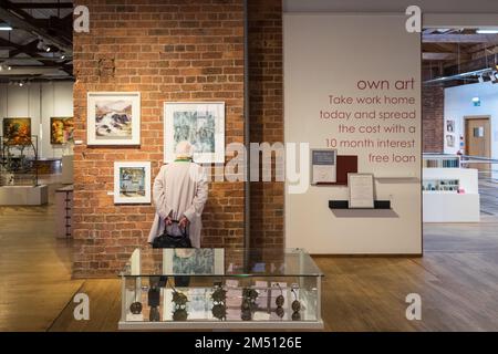 Biscuit Factory,Gebäude,Kunst,Künstler,Galerie,Galerien,Weltraum,Ouseburn,Newcastle upon Tyne,Simply,Newcastle, ist eine, Stadt, und, Metropolregion, In, Tyne und Wear, England. Die Stadt befindet sich am Fluss Tyne, nördliches Ufer, und bildet den größten Teil des bebauten Gebiets von Tyneside. Newcastle ist auch die bevölkerungsreichste Stadt Nordostenglands. Nordosten, England, Englisch, GB, Großbritannien, Großbritannien, Großbritannien, Großbritannien, Großbritannien, Europa, Europa, 2-stöckige Kunst- und Handwerksgalerie in einem großen, ehemaligen Lagerhaus mit freiliegenden Ziegeln und freigelegten Böden Stockfoto